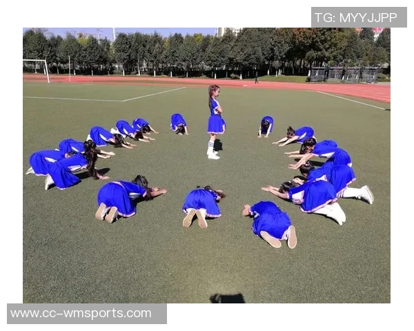 小南斯篮下强势扣篮展现霸主风范引爆全场激情时刻